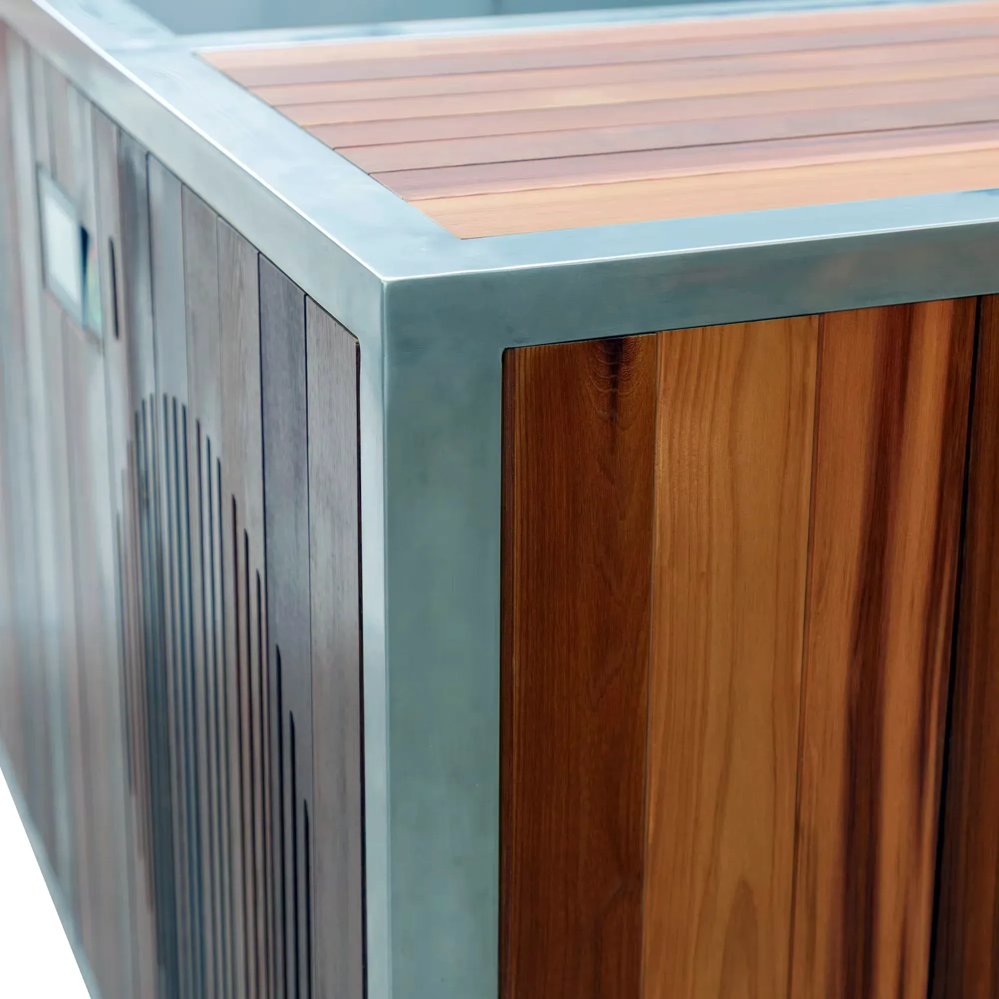 ICEMEND CA-04 cold plunge material corner detail with wood finish and metal edge.