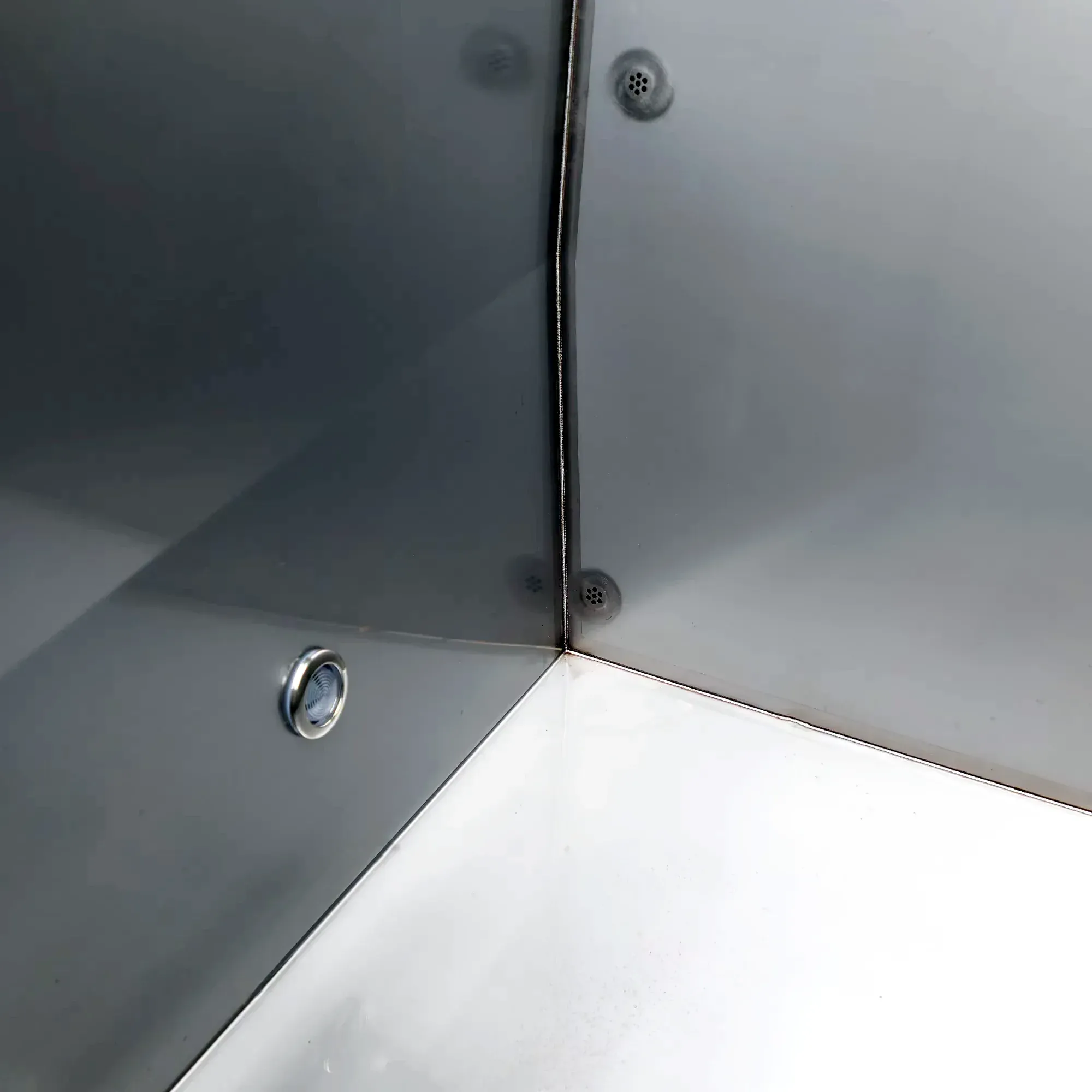 ICEMEND CA-04 commercial cold plunge water port and inner tub detail for technical review.